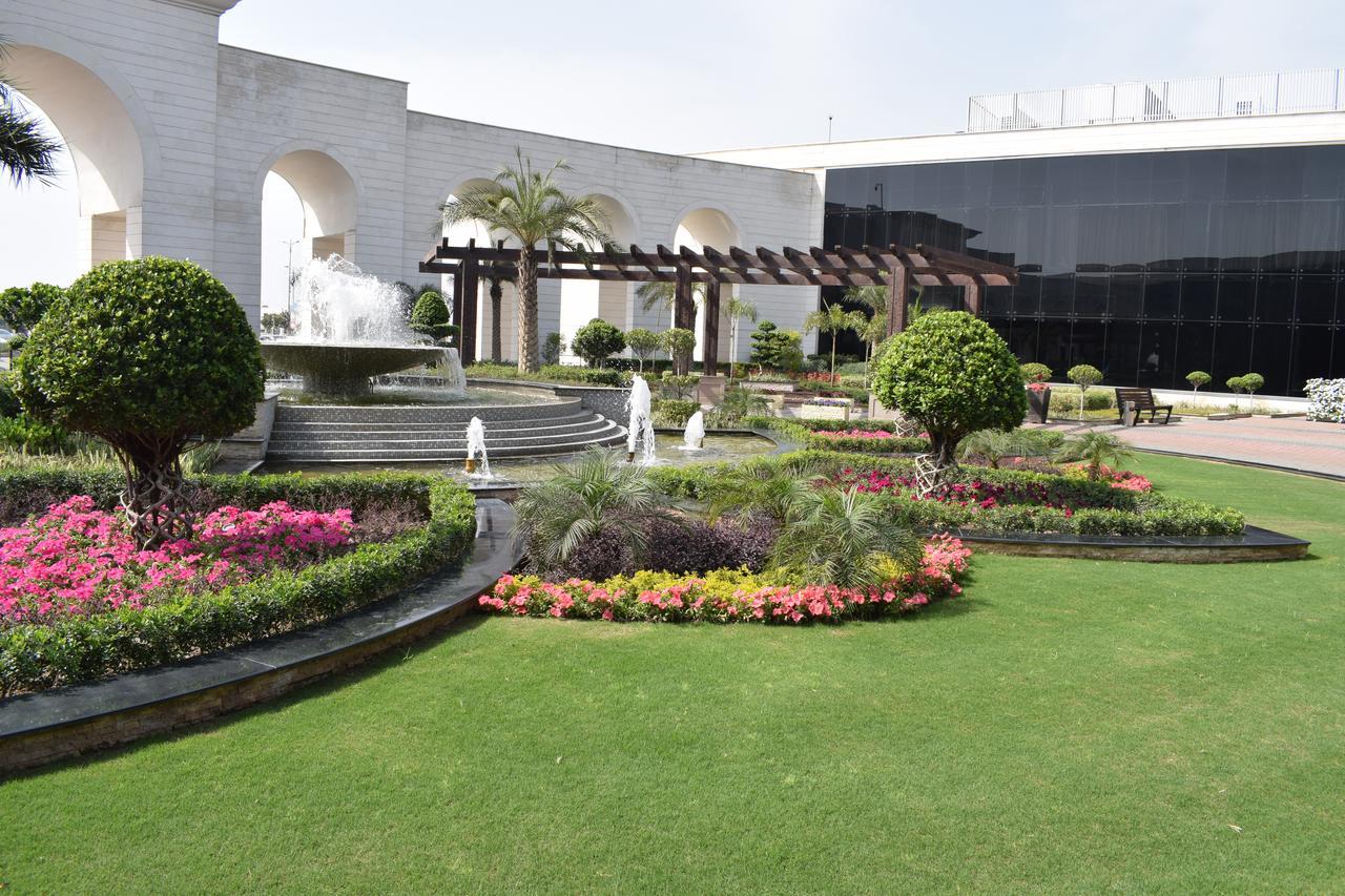 Defence Raya Golf & Country Club Hotell Lahore Exteriör bild