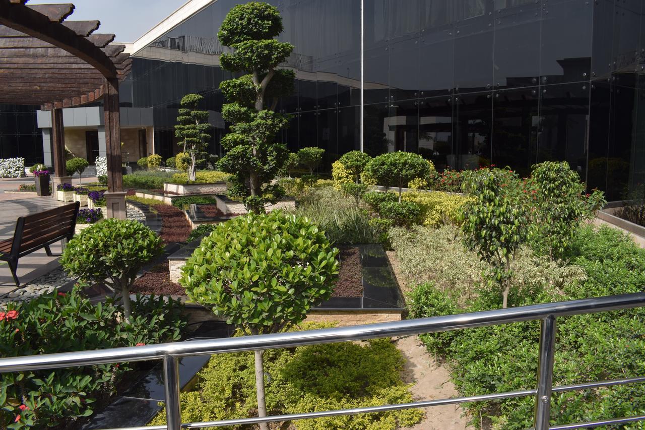 Defence Raya Golf & Country Club Hotell Lahore Exteriör bild