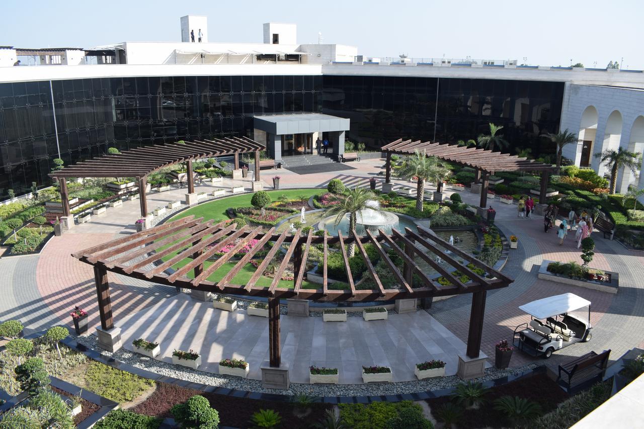 Defence Raya Golf & Country Club Hotell Lahore Exteriör bild