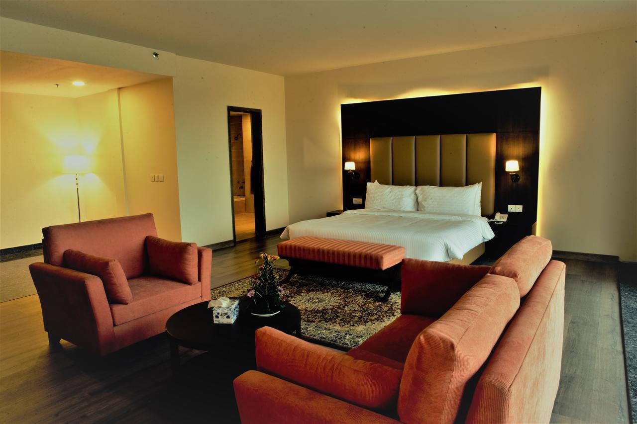 Defence Raya Golf & Country Club Hotell Lahore Exteriör bild