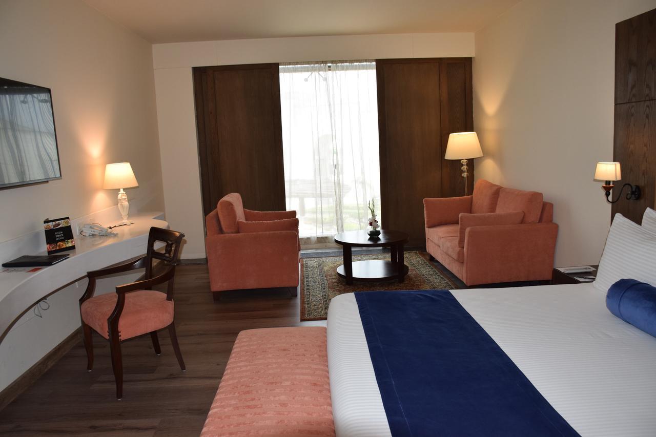 Defence Raya Golf & Country Club Hotell Lahore Exteriör bild