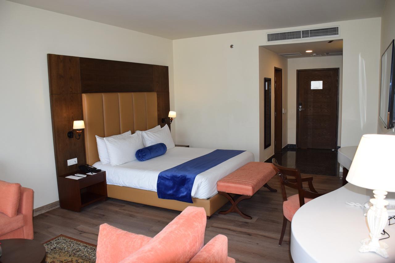 Defence Raya Golf & Country Club Hotell Lahore Exteriör bild
